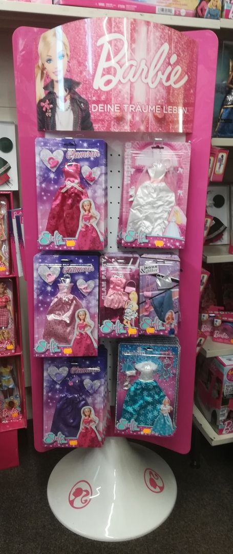 Aufsteller mit verschiedener Kleidung für Barbie-Puppen